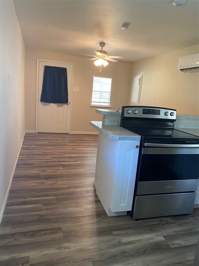 Building Photo - 8992 Greenwood Dr