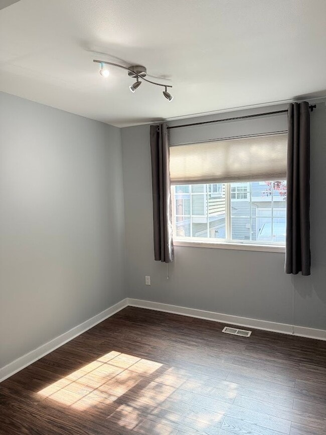 Building Photo - ? Charming 3BR/2.5BA Home in Kirkland, WA ?