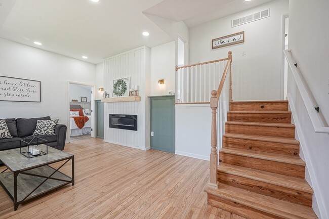 Building Photo - 411 Greenview Dr