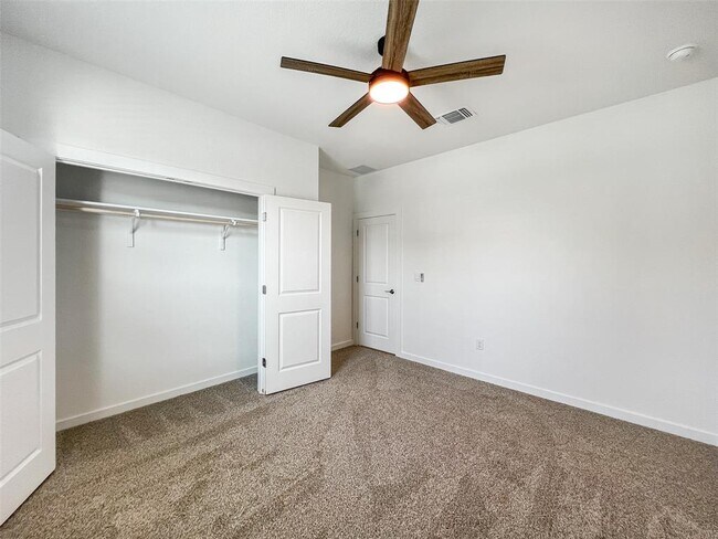 Building Photo - 1829 Walnut Grv Bnd