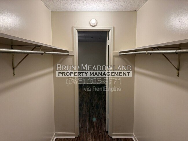 Building Photo - 1921 Meadowland Ln