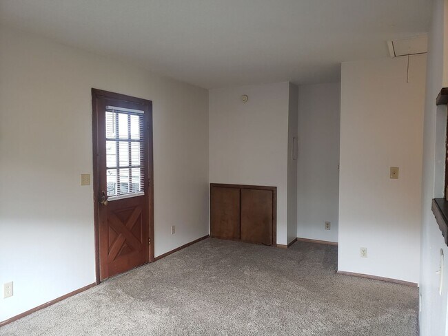 Building Photo - Charming Studio Duplex! rentalsc21.com