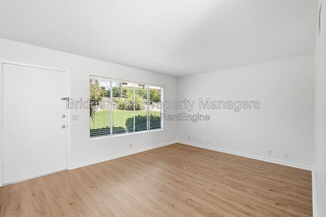 Building Photo - 3550 Sandpiper Pl