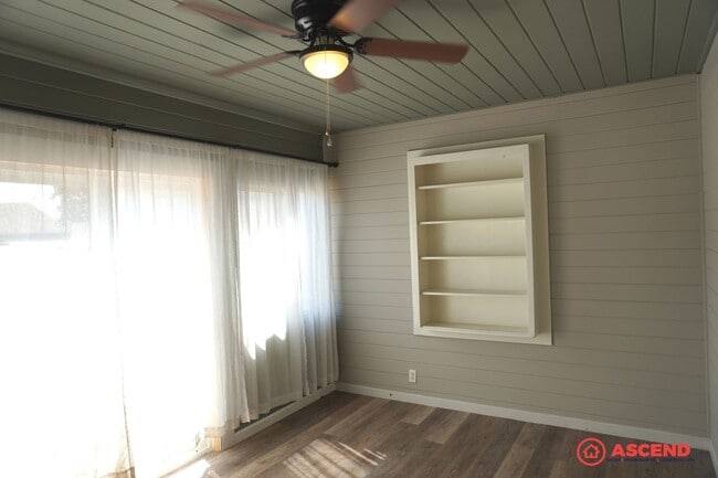 Building Photo - Newly Remodeled in Oildale Area