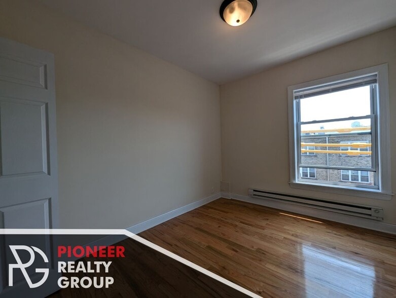 Building Photo - 947 W Cornelia Ave