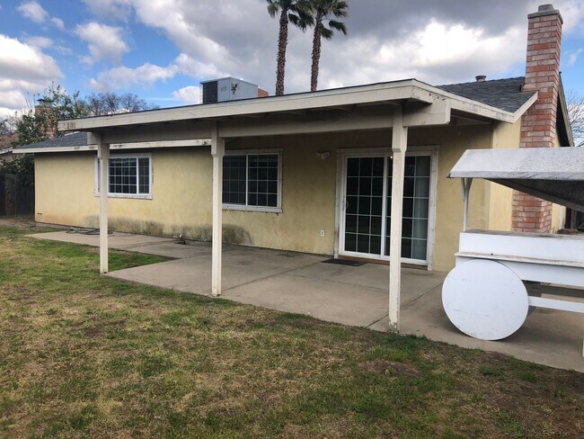 Building Photo - Walking distance to CSU Stanislaus