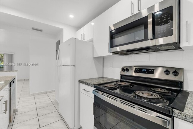 Building Photo - 9354 SW 77th Ave