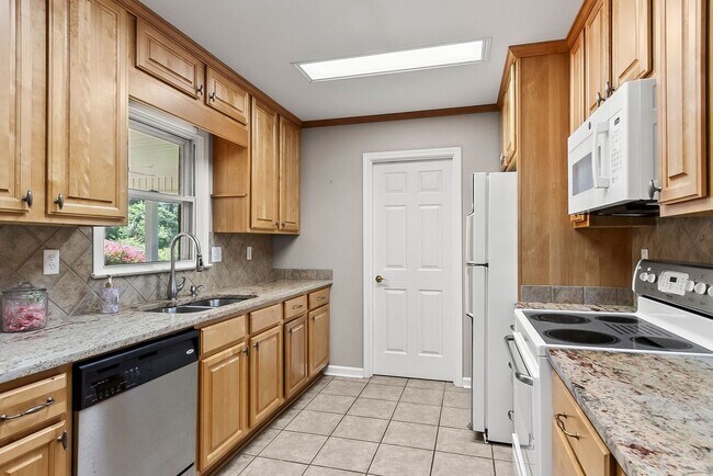 Building Photo - 2496 Valley View Ln