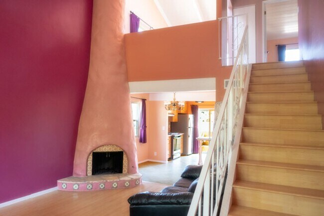 Building Photo - Spacious & Bright 3 Bedroom End Unit Condo in Prime Location