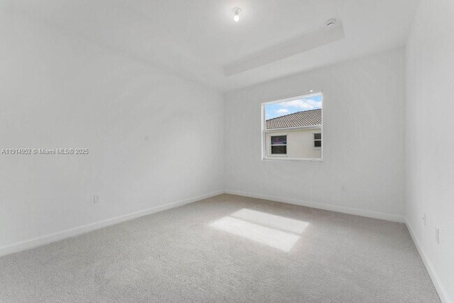 Building Photo - 2558 SE 27th Dr