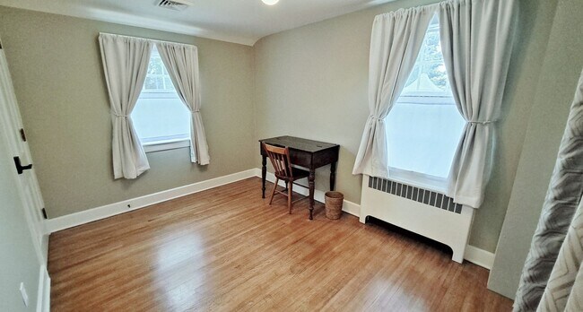 Building Photo - Fully Furnished 4 Bed / 1-1/2 Bath Single Family Home w/2 Car Garage