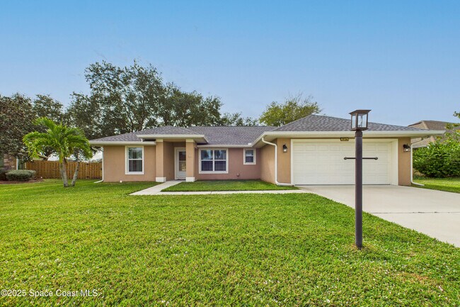Building Photo - 1936 Gloria Cir