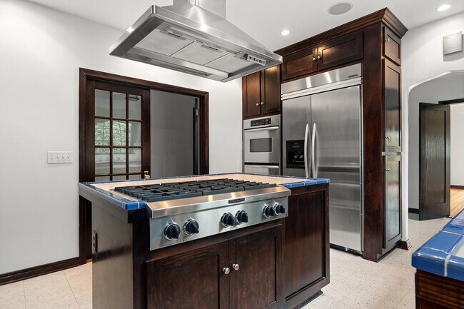 Building Photo - 407 N Orange Dr