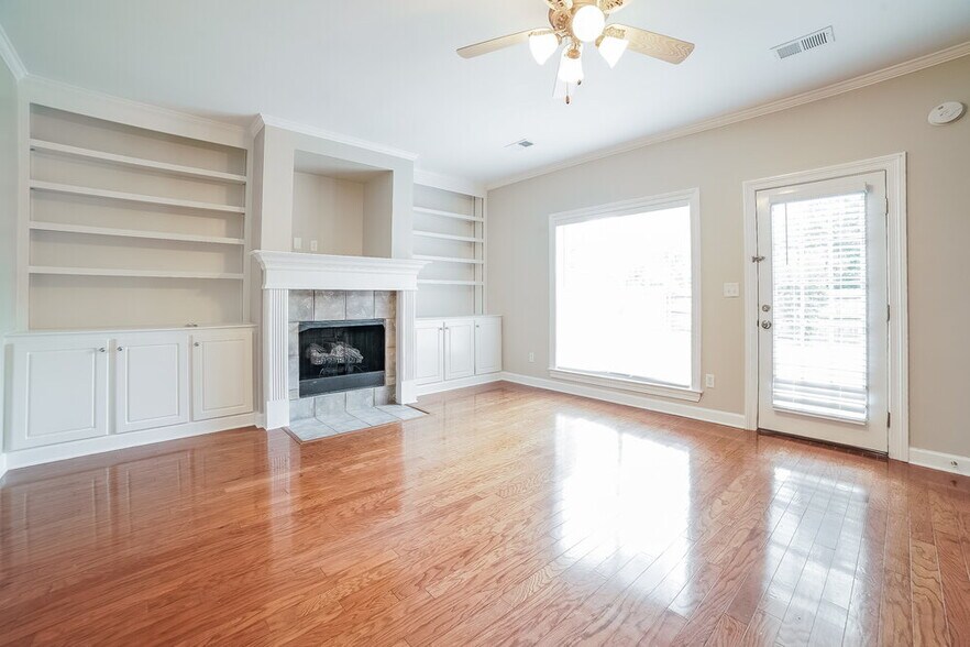 Building Photo - 2875 Liverpool Ln