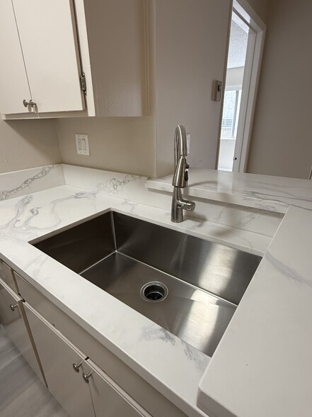 Building Photo - 256 S La Fayette Park Pl