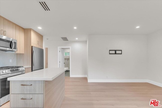 Building Photo - 6915 Encino Ave