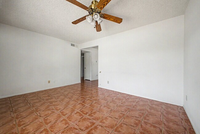Building Photo - 2822 E Willow Ave