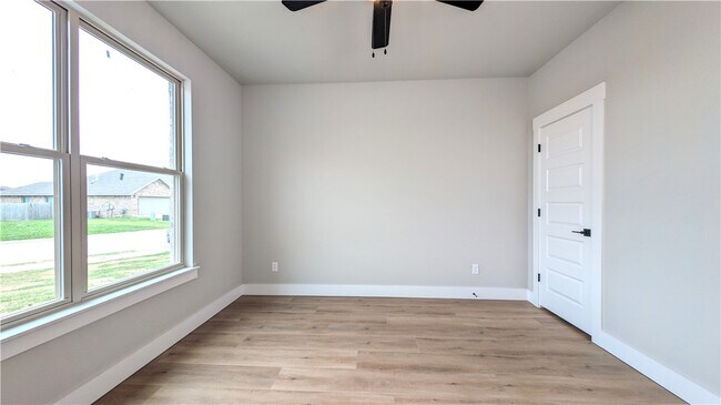Building Photo - 308 White Oak St