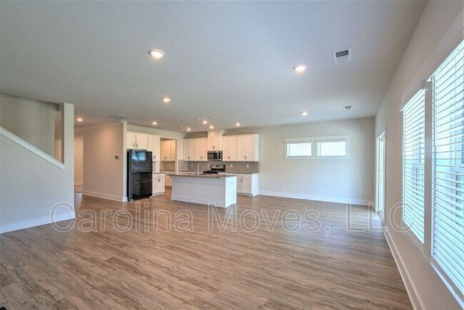 Building Photo - 208 Pewter Cir