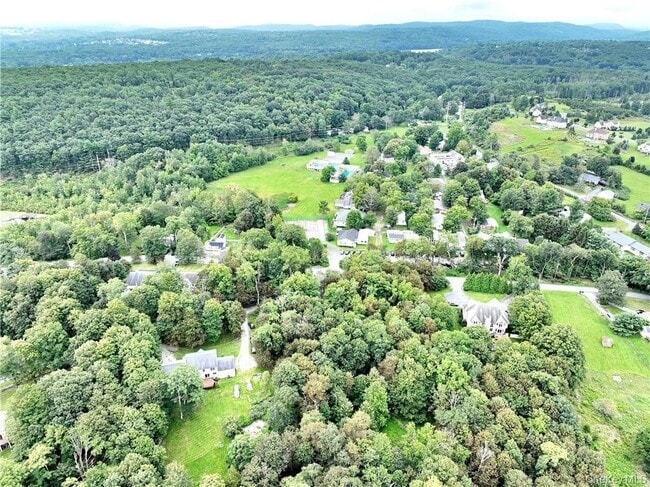 Building Photo - 2 Old Quaker Hill Rd