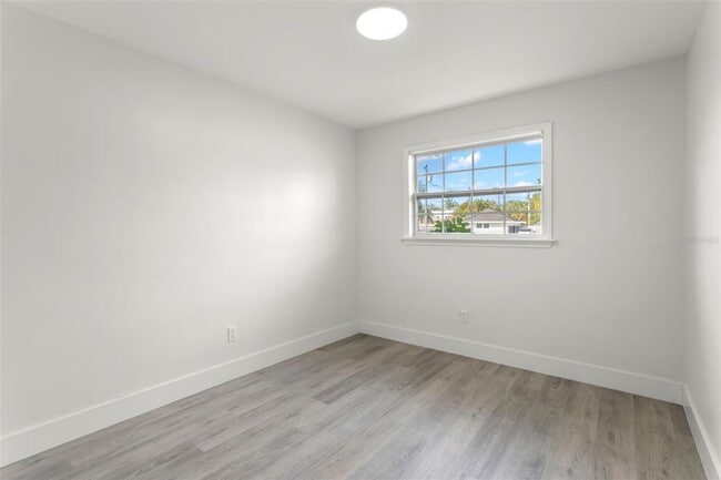 Building Photo - 1524 Arizona Ave NE