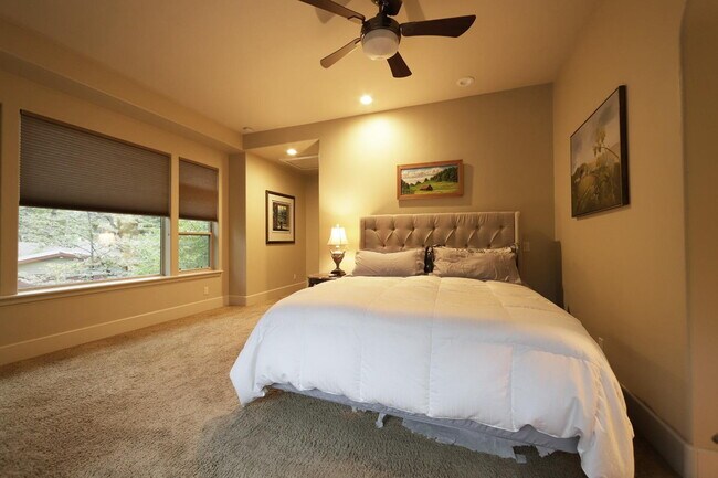 Building Photo - Don't miss this amazing opportunity to rent a higher end home nestled in the trees in the coveted...