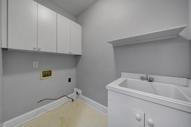 Building Photo - Spacious Four Bedroom Home!