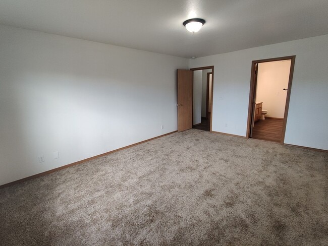 Building Photo - Great South Kennewick location close to fr...