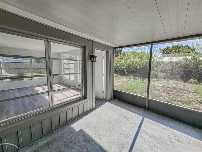 Building Photo - 995 Barclay Dr