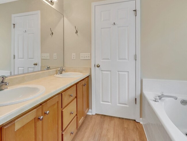 Building Photo - 3 Bed/2 Bath Home in Main Street!