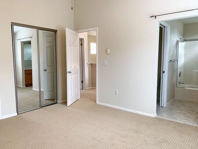 Building Photo - Lovely Bright and Spacious Two Bedroom Tri-Level Condo