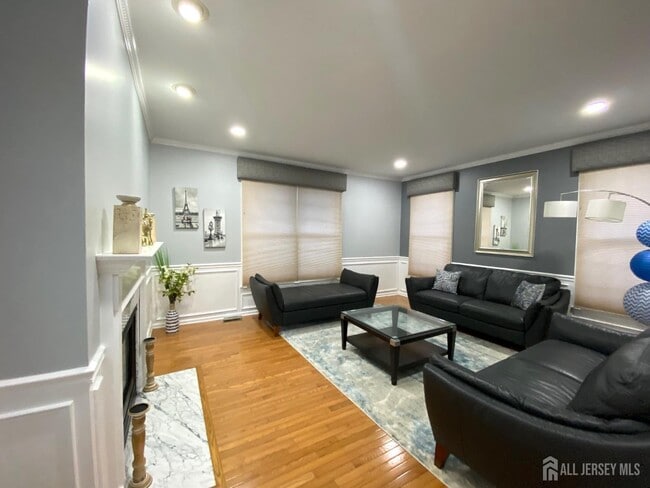 Building Photo - 2 Hampshire Pl