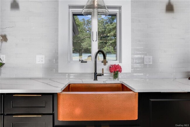 Building Photo - 381 Lakeside Rd