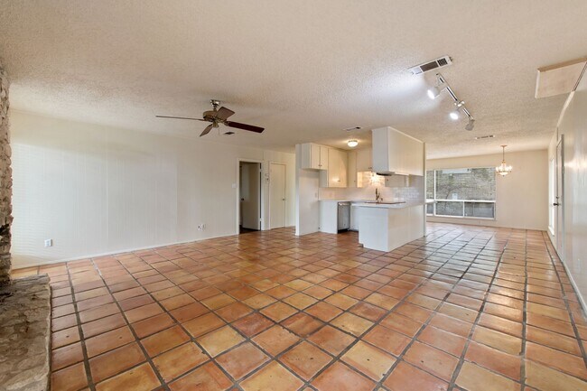 Building Photo - Available Now: Charming 3 Bed / 2 Bath in Rollingwood - Zoned to Eanes ISD - Large Yard