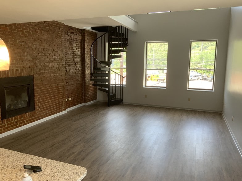 Living Area - 64 Bridge St