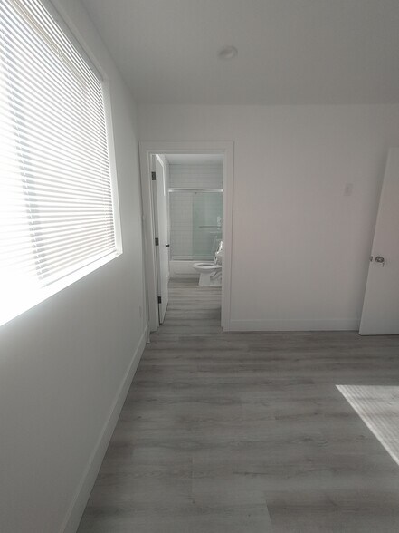 Building Photo - 1575 W 37th Plz