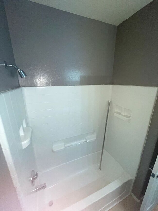 Building Photo - READY TO VIEW NOW! Spacious 3 Bed 2 Bath Home in Surprise Farms!
