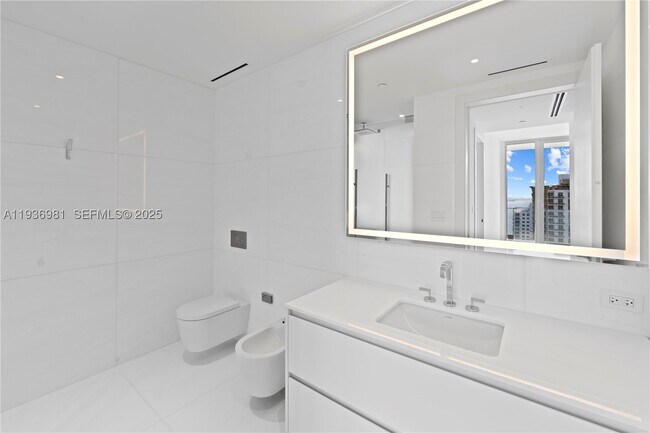 Building Photo - 300 Biscayne Blvd