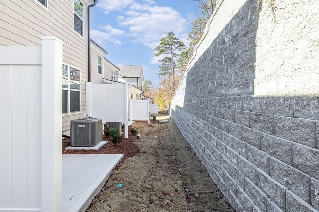Building Photo - 3/2.5 Townhome Close to Southpoint w/ Garage!