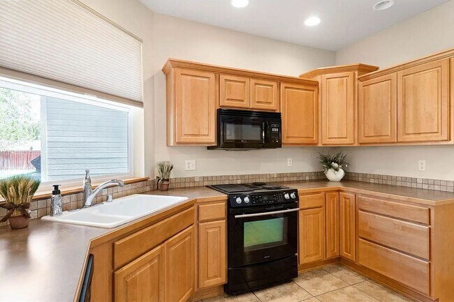 Building Photo - Craftsman Style Townhome in Private Neighb...