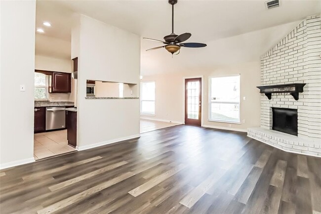 Building Photo - 8610 Greenleaf Lake Dr