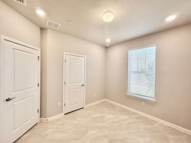 Building Photo - Brand New 4/3 Modern Townhome with a Priva...