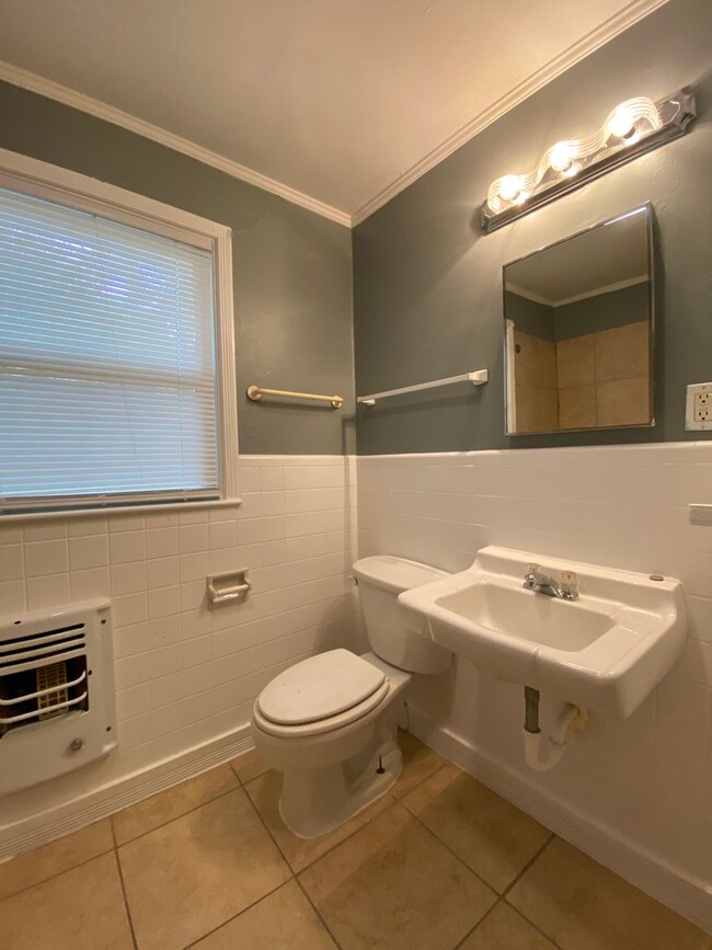 Building Photo - Cozy 2-bedroom 1-bathroom duplex Located i...