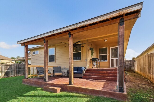 Building Photo - "Charming 4-Bedroom Oasis with custom fini...