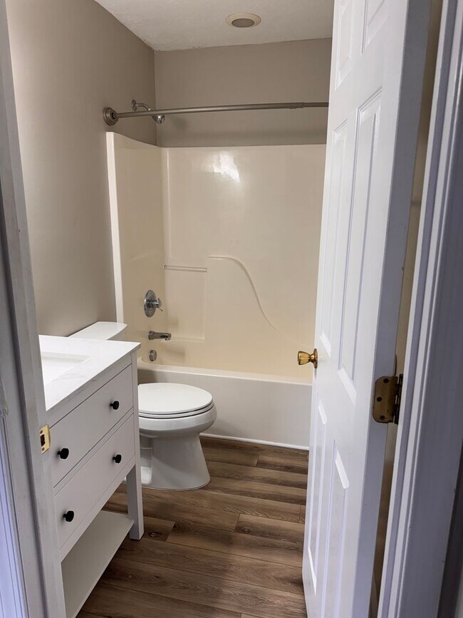 Building Photo - 3 Bedroom || 2 Full Bathroom & 2 Half Bathroom Townhome