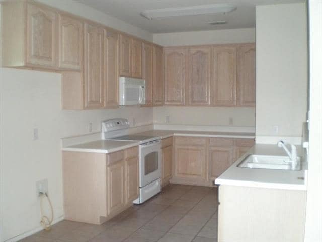 Building Photo - 2213 Willow Dr