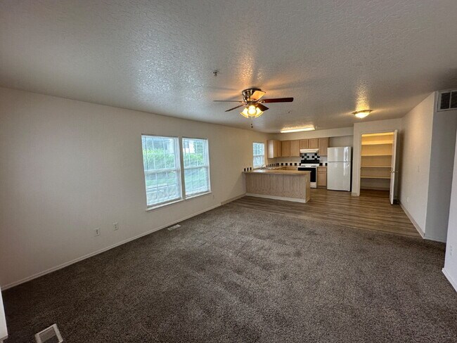 Building Photo - "Charming 2-Bed Retreat with Spacious 1000 sqft Layout in Nampa's Heart!"