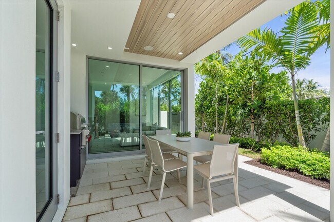 Building Photo - 1070 Del Harbour Dr