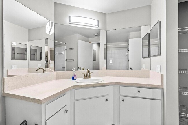 Building Photo - 1000 Scotia Dr