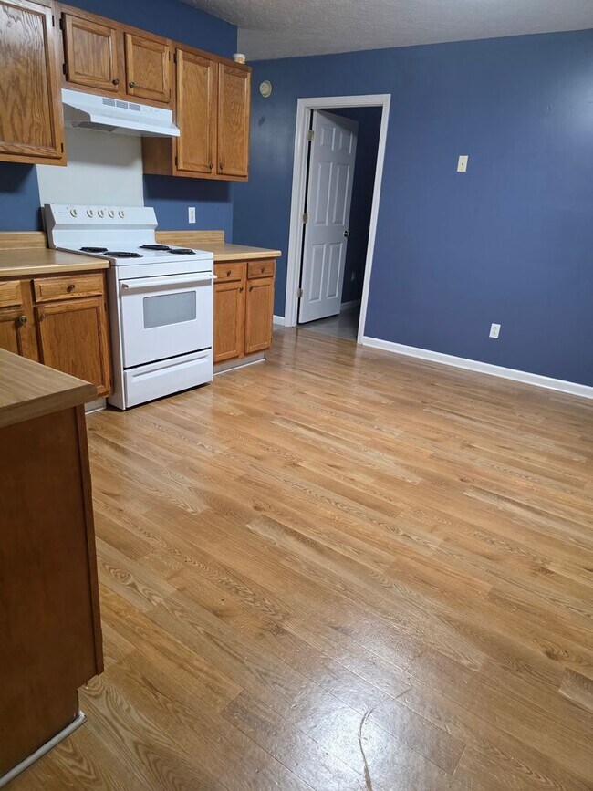 Building Photo - 103 Stanford Cir